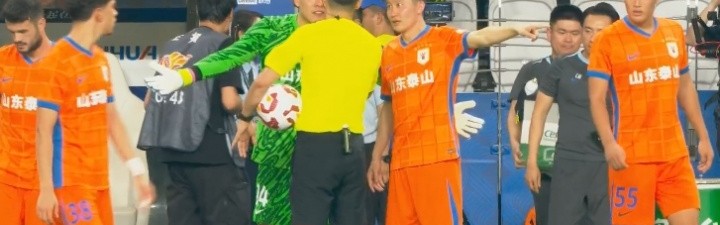 九游体育平台-不解判罚！下半场开始前，王彤与王大雷仍向麦麦提江投诉此前手球