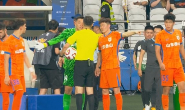 九游体育平台-不解判罚！下半场开始前，王彤与王大雷仍向麦麦提江投诉此前手球