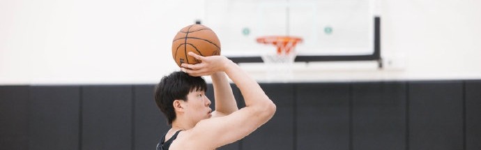 杨瀚森社媒更新休赛期训练动态：健身房苦练进行中🏋🏻