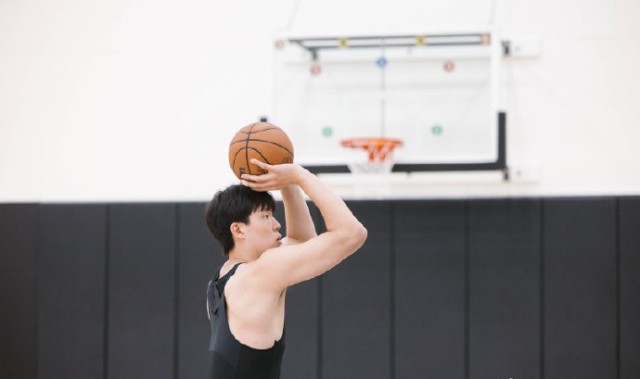 杨瀚森社媒更新休赛期训练动态：健身房苦练进行中🏋🏻