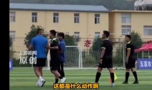 小球员看呆了青少年足球教练不满判罚动手打裁判，演变为群殴